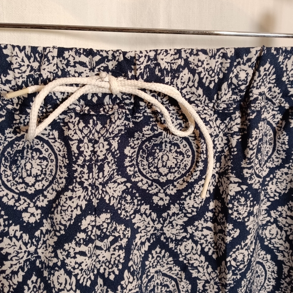 Zuiki Chiffon Navy Print Shorts Size Large - Picture 3 of 6